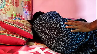 बड़ी बहन दीपाली को पटाकर  हाथ पैर दबाने के बहाने पटा लिया और  चोद दिया HD xxx porn videos yon hindi